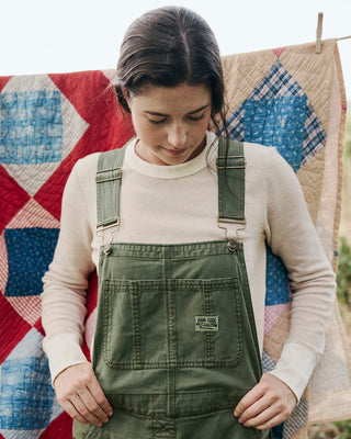 woman in waffle longsleeve tee in front of a quilt